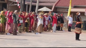 Unik! Warga Griya Abdi Negara Gunakan Bahasa Lampung saat Upacara Bendera