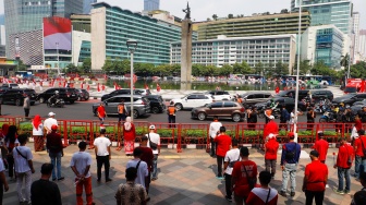 Warga mengikuti upacara peringatan HUT ke-79 Republik Indonesia (RI) di kawasan Bundaran Hotel Indonesia (HI), Jakarta, Sabtu (17/8/2024). [Suara.com/Alfian Winanto]