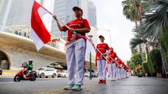 Warga mengikuti upacara peringatan HUT ke-79 Republik Indonesia (RI) di kawasan Bundaran Hotel Indonesia (HI), Jakarta, Sabtu (17/8/2024). [Suara.com/Alfian Winanto]