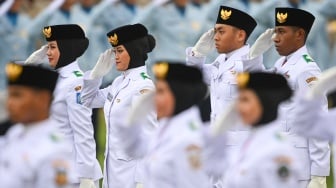 Sejumlah anggota Paskibraka 2024 melaksanakan sikap hormat kepada duplikat Bendera Pusaka yang dikibarkan dalam upacara Peringatan Detik-detik Proklamasi Kemerdekaan Republik Indonesia (RI) di lapangan upacara Istana Negara Ibu Kota Nusantara (IKN), Penajam Paser Utara, Kalimantan Timur, Sabtu (17/8/2024). [ANTARA FOTO/Hafidz Mubarak A/app/wpa]