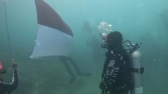 HUT Ke-79 RI, POSSI Banten Gelar Pengibaran Bendera Bawah Laut di Perairan Selat Sunda