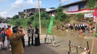 Warga Kampung Aur Upacara HUT Ke-79 RI di Sungai Deli