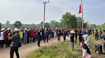 Protes Lahannya Bakal Tergusur, Petani Kota Baru Gelar Upacara HUT RI Tandingan