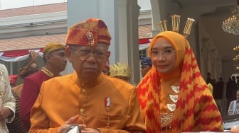 Momen Haru Ma'ruf Amin Saksikan Penurunan Bendera Pusaka di Tahun Terakhirnya Menjabat sebagai Wapres: Saya Pamit