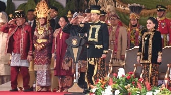 Presiden Joko Widodo (keempat kanan) didampingi Ibu Iriana Joko Widodo (kanan) didampingi Menhan Prabowo Subianto (keempat kiri) memberikan penghormatan kepada peserta upacara Peringatan Detik-detik Proklamasi Kemerdekaan Republik Indonesia (RI) di lapangan upacara Istana Negara Ibu Kota Nusantara (IKN), Penajam Paser Utara, Kalimantan Timur, Sabtu (17/8/2024). [ANTARA FOTO/Hafidz Mubarak A/app/wpa]