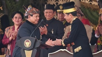 Presiden Joko Widodo (kanan) berjabat tangan dengan Menhan Prabowo Subianto (kedua kiri) dengan disaksikan Ketua MPR Bambang Soesatyo (ketiga kiri) dan Ketua DPR Puan Maharani (kiri) dalam upacara Peringatan Detik-detik Proklamasi Kemerdekaan Republik Indonesia di lapangan upacara Istana Negara Ibu Kota Nusantara (IKN), Penajam Paser Utara, Kalimantan Timur, Sabtu (17/8/2024). [ANTARA FOTO/Hafidz Mubarak A/app/wpa]