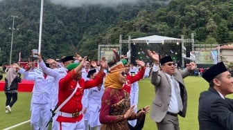 Kemeriahan hiburan saat upacara bendera perayaan HUT ke-79 RI yang digelar PT Freeport Indonesia di Tembagapura, Papua Tengah, Sabtu (17/8/2024). [Suara.com/Suwarjono]