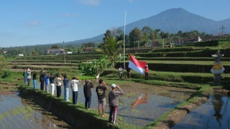 Upacara HUT RI Ke-79 Dilaksanakan Khidmat Dan Sederhana Oleh Petani di Gunung Batukaru