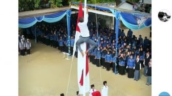 Panjat Tiang Bendera Saat Upacara HUT RI, Aksi Siswa SMA Ogan Ilir Viral!