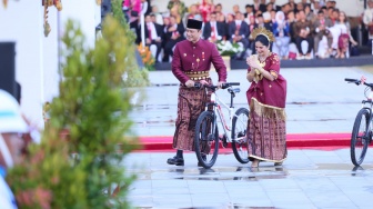 Menteri AHY Menangkan Busana Adat Terbaik pada Upacara Penurunan Bendera Sang Merah Putih