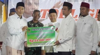 Serahkan Insentif Guru Tahfiz Bantuan Pemprov, UAS Malah Didampingi Calon Gubernur Riau