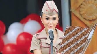 5 Potret Yuni Shara Jadi Pemimpin Upacara Anak PAUD Tuai Atensi, Pakai Seragam Veteran Malah Jadi Imut!