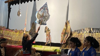 Lestarikan Tradisi, Pentas Wayang Dies Natalis Fakultas Filsafat Tampilkan Dalang Mahasiswa