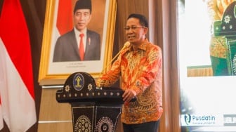 Pejabat baru Menteri Hukum dan Hak Asasi Manusia (Menkumham) Supratman Andi Agtas (kiri) menyapaikan sambutan saat serah terima jabatan di Kantor Kementerian Hukum dan HAM, Jakarta, Selasa (20/8/2024). [Suara.com/Alfian Winanto]