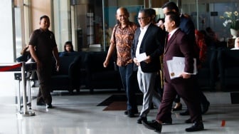 Sekjen PDI Perjuangan Hasto Kristiyanto (tengah) usai menjalani pemeriksaan di Gedung Merah Putih KPK, Jakarta, Selasa (20/8/2024). [Suara.com/Alfian Winanto]