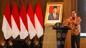 Pejabat lama Menteri Hukum dan Hak Asasi Manusia (Menkumham) Yasonna Laoly menyampaikan pidato perpisahan saat serah terima jabatan di Kantor Kementerian Hukum dan HAM, Jakarta, Selasa (20/8/2024). [Suara.com/Alfian Winanto]