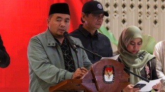 Ketua KPU Mochammad Afifuddin (tengah) memberikan pernyataan saat konferensi pers di JCC Senayan, Jakarta, Selasa (20/8/2024). [Suara.com/Alfian Winanto]