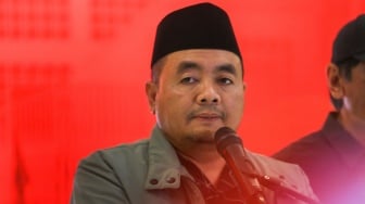 Ketua KPU Mochammad Afifuddin memberikan pernyataan saat konferensi pers di JCC Senayan, Jakarta, Selasa (20/8/2024). [Suara.com/Alfian Winanto]