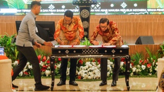 Pejabat lama Menteri Hukum dan Hak Asasi Manusia (Menkumham) Yasonna Laoly (kanan) menandatangani dokumen dengan pejabat baru Menkumham Supratman Andi Agtas (kiri) saat serah terima jabatan di Kantor Kementerian Hukum dan HAM, Jakarta, Selasa (20/8/2024). [Suara.com/Alfian Winanto]