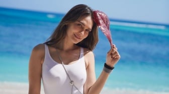 Luna Maya Pamer Momen Liburan di Pantai Sumba, Outfitnya Curi Atensi: Curiga yang Dipegang Barang Mahal