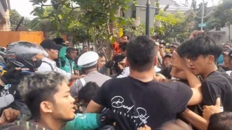 Kubu Driver Ojol Vs Sopir Angkot Tawuran di Depan Balai Kota Sukabumi, Pemicu Bentrokan Gegara Ini!