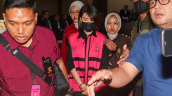 Terdakwa kasus dugaan korupsi pengelolaan tata niaga komoditas timah di wilayah izin usaha pertambangan PT Timah Tbk tahun 2015-2022 Helena Lim berjalan keluar usai menjalani sidang perdana di Pengadilan Tipikor, Jakarta, Rabu (21/8/2024). [Suara.com/Alfian Winanto]