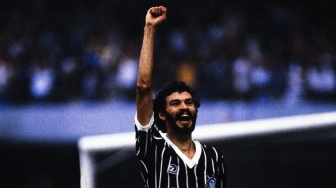 Legenda: Socrates Penentang Diktator dari Lapangan Hijau