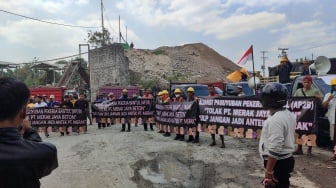 Lelang Pekerjaan Konstruksi Banyak Tertunda, Ratusan Pekerja Geruduk Kantor PT Merak Beton dan ULP Kabupaten Bantul