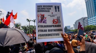 Massa aksi yang terdiri dari sejumlah elemen buruh, mahasiswa dan elemen masyarakat lainnya saat menggelar aksi unjuk rasa di depan gedung DPR, Jakarta, Kamis (22/8/2024). [Suara.com/Alfian Winanto]
