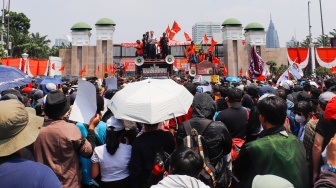 Massa aksi yang terdiri dari sejumlah elemen buruh, mahasiswa dan elemen masyarakat lainnya saat menggelar aksi unjuk rasa di depan gedung DPR, Jakarta, Kamis (22/8/2024). [Suara.com/Alfian Winanto]
