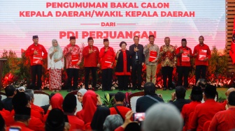 Ketua Umum PDI Perjuangan Megawati Soekarnoputri (tengah) bersama para Calon Kepala Daerah di Kantor DPP PDIP, Jakarta, Kamis (22/8/2024). [Suara.com/Alfian Winanto]