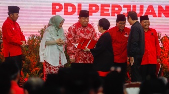 Ketua Umum PDI Perjuangan Megawati Soekarnoputri (tengah) menyerahkan surat rekomendasi partai untuk para Calon Kepala Daerah di Kantor DPP PDIP, Jakarta, Kamis (22/8/2024). [Suara.com/Alfian Winanto]