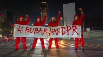 Pakai Topeng Money Heist, 4 Mahasiswa Suarakan Bubarkan DPR di Tugu Adipura