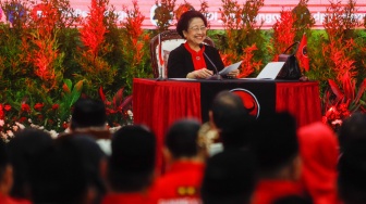 Ketua Umum PDI Perjuangan Megawati Soekarnoputri menyampaikan pidato saat acara pengumuman para Calon Kepala Daerah di Kantor DPP PDIP, Jakarta, Kamis (22/8/2024). [Suara.com/Alfian Winanto]