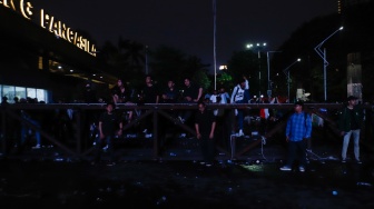 Suasana di sekitar pintu belakang gedung DPR RI paska aksi unjuk rasa di Jakarta, Kamis (22/8/2024). [Suara.com/Alfian Winanto]