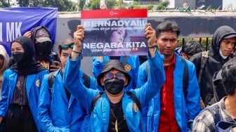 Massa aksi yang terdiri dari sejumlah elemen buruh, mahasiswa dan elemen masyarakat lainnya saat menggelar aksi unjuk rasa di depan gedung DPR, Jakarta, Kamis (22/8/2024). [Suara.com/Alfian Winanto]
