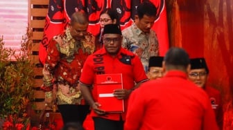 Bakal Calon Gubernur Papua Tengah Meki Fritz Nawipa (tengah) saat acara pengumuman para Calon Kepala Daerah di Kantor DPP PDIP, Jakarta, Kamis (22/8/2024). [Suara.com/Alfian Winanto]
