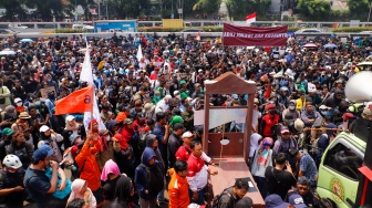 Massa aksi yang terdiri dari sejumlah elemen buruh, mahasiswa dan elemen masyarakat lainnya saat menggelar aksi unjuk rasa di depan gedung DPR, Jakarta, Kamis (22/8/2024). [Suara.com/Alfian Winanto]
