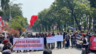 Aksi Massa Padati di Depan Gedung MK