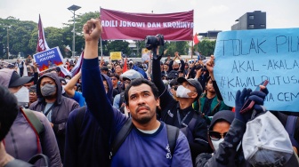 Tolak RUU Pilkada, Massa Aksi 'Peringatan Darurat' Geruduk DPR