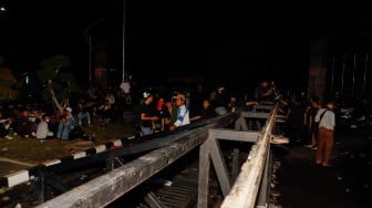 Suasana di sekitar pintu belakang gedung DPR RI paska aksi unjuk rasa di Jakarta, Kamis (22/8/2024). [Suara.com/Alfian Winanto]