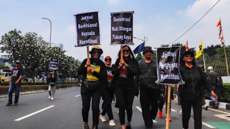 Massa aksi yang terdiri dari sejumlah elemen buruh, mahasiswa dan elemen masyarakat lainnya saat menggelar aksi unjuk rasa di depan gedung DPR, Jakarta, Kamis (22/8/2024). [Suara.com/Alfian Winanto]
