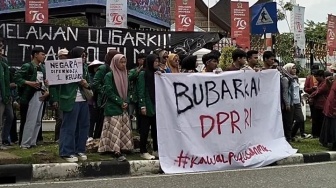 Demo Mahasiswa di Sumbar Kawal Putusan MK: Indonesia "Diperkosa" 1 Keluarga!