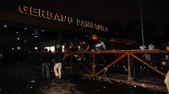 Suasana di sekitar pintu belakang gedung DPR RI paska aksi unjuk rasa di Jakarta, Kamis (22/8/2024). [Suara.com/Alfian Winanto]