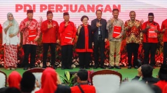 Ketua Umum PDI Perjuangan Megawati Soekarnoputri (tengah) bersama para Calon Kepala Daerah di Kantor DPP PDIP, Jakarta, Kamis (22/8/2024). [Suara.com/Alfian Winanto]
