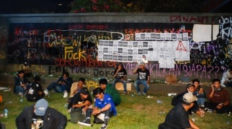 Suasana di sekitar pintu belakang gedung DPR RI paska aksi unjuk rasa di Jakarta, Kamis (22/8/2024). [Suara.com/Alfian Winanto]