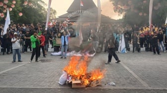 Panas! Mahasiswa Solo Bakar Boneka Pocong Jokowi, Tuntut Mundur dari Jabatan Presiden!