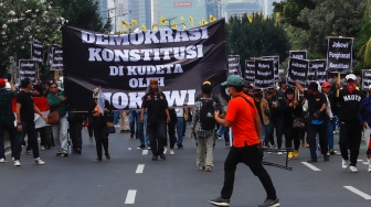 Mengawal Konstitusi dengan Lagu 'Padamu Negeri': Kebijakan Menindas, Lawan!