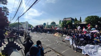 Demo Kawal Putusan MK di DPRD Jatim Sempat Ricuh, Bibir Kasatlantas Polrestabes Surabaya Terluka