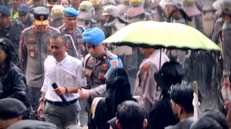 Demo di Kalbar, Massa Ngotot Ingin Masuk Kantor DPRD hingga Lakukan Ini